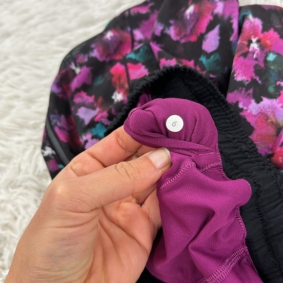 Lululemon Hotty Hot Short (Long) Mini Midnight Bloom Black Deep Fuschia / Black - Picture 4 of 5
